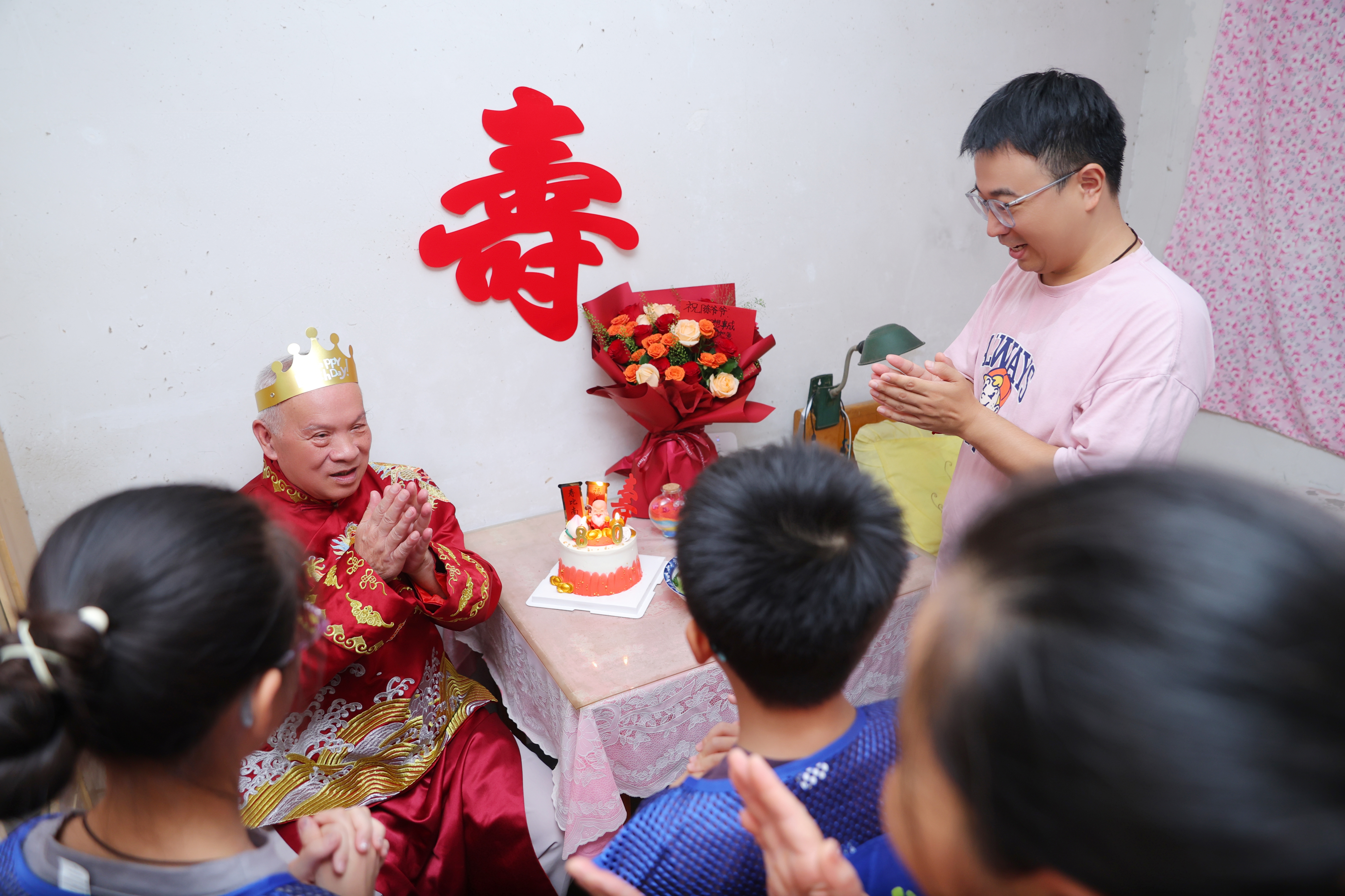 虹光暖心：社区“虹”毅少年为独居老人编织生日温情